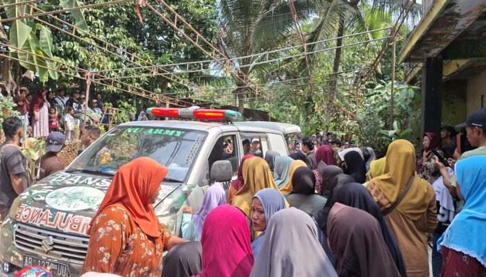 Isak Tangis Sambut Kedatangan Jenazah Korban KM Virgo Transport 8 di Pangandaran